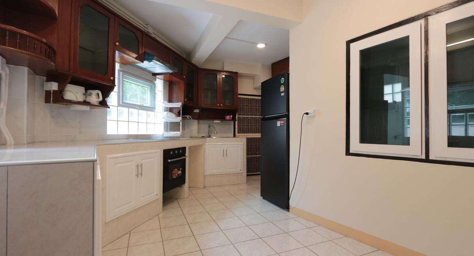 For rent 4 bedrooms house in Mueang Chiang Mai, Chiang Mai