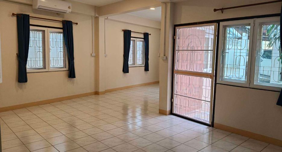 For rent 4 bedrooms house in Mueang Chiang Mai, Chiang Mai