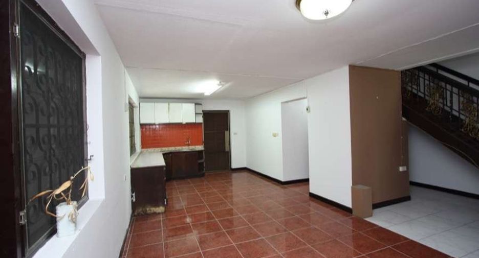 For rent 4 bedrooms house in Mueang Chiang Mai, Chiang Mai