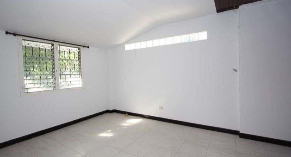 For rent 4 bedrooms house in Mueang Chiang Mai, Chiang Mai