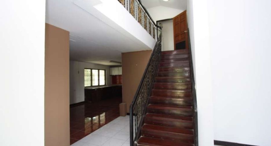 For rent 4 bedrooms house in Mueang Chiang Mai, Chiang Mai