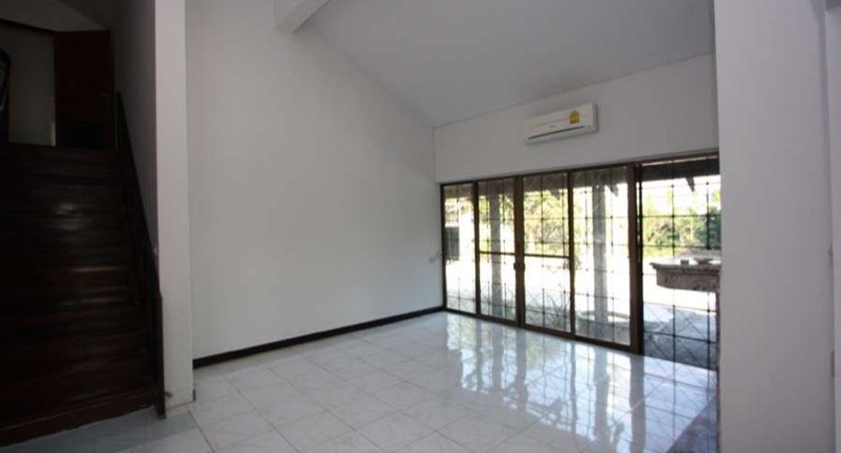 For rent 4 bedrooms house in Mueang Chiang Mai, Chiang Mai