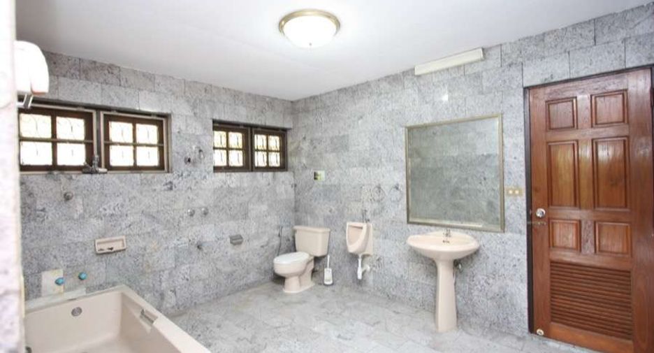 For rent 4 bedrooms house in Mueang Chiang Mai, Chiang Mai