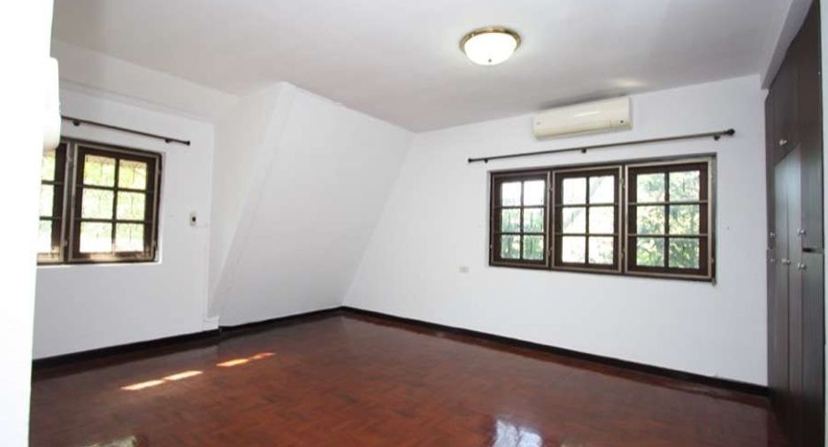 For rent 4 bedrooms house in Mueang Chiang Mai, Chiang Mai