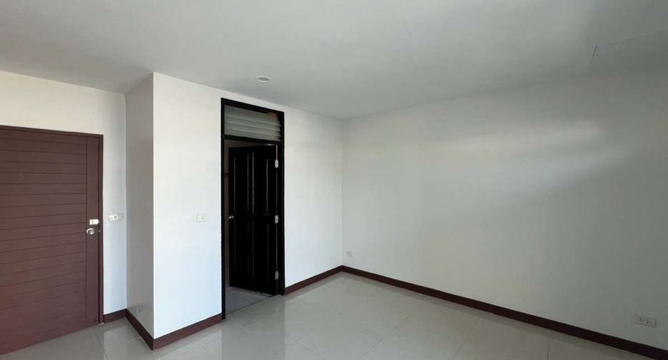 For rent 3 bedrooms retail Space in Mueang Chiang Mai, Chiang Mai