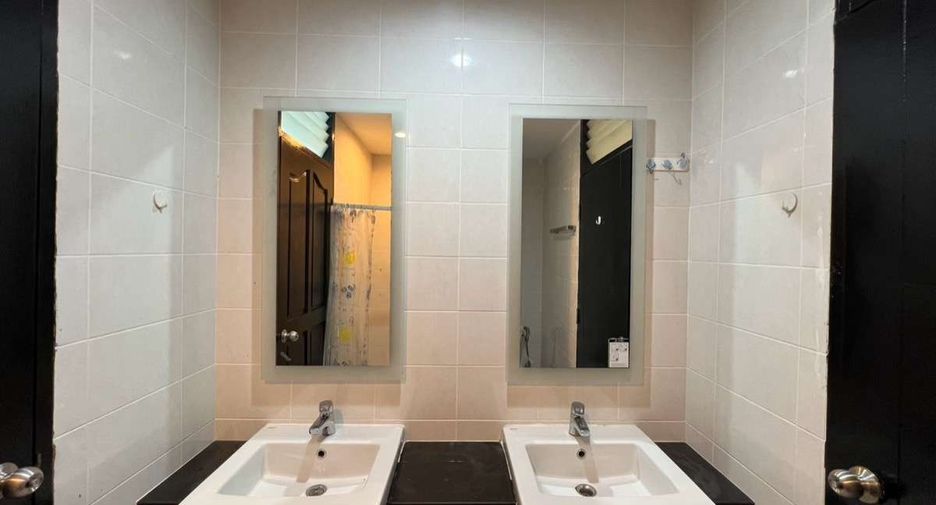 For rent 3 bedrooms retail Space in Mueang Chiang Mai, Chiang Mai