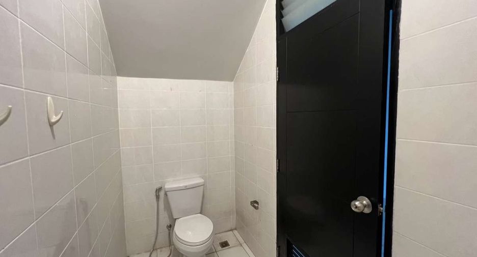 For rent 3 bedrooms retail Space in Mueang Chiang Mai, Chiang Mai