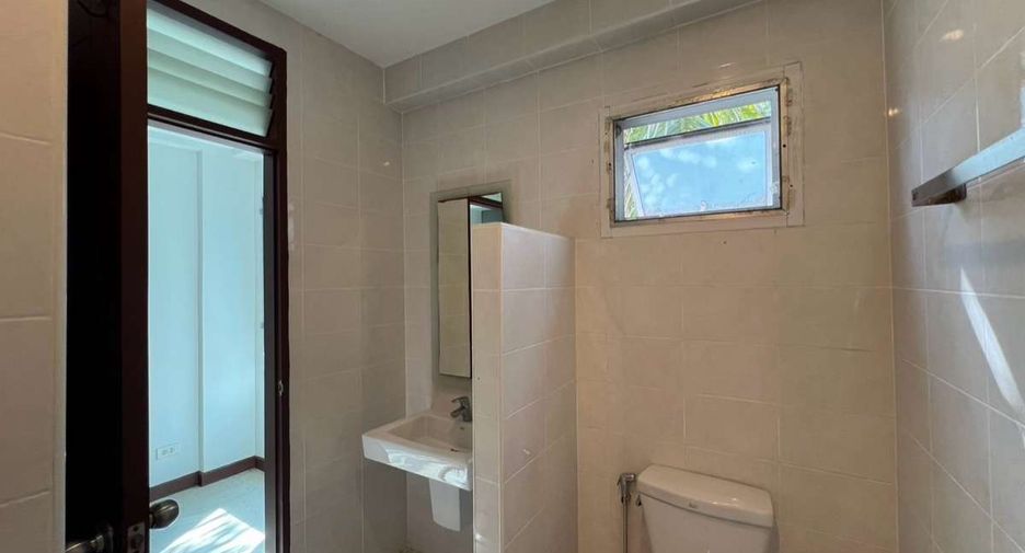 For rent 3 bedrooms retail Space in Mueang Chiang Mai, Chiang Mai
