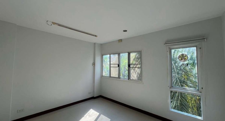 For rent 3 bedrooms retail Space in Mueang Chiang Mai, Chiang Mai