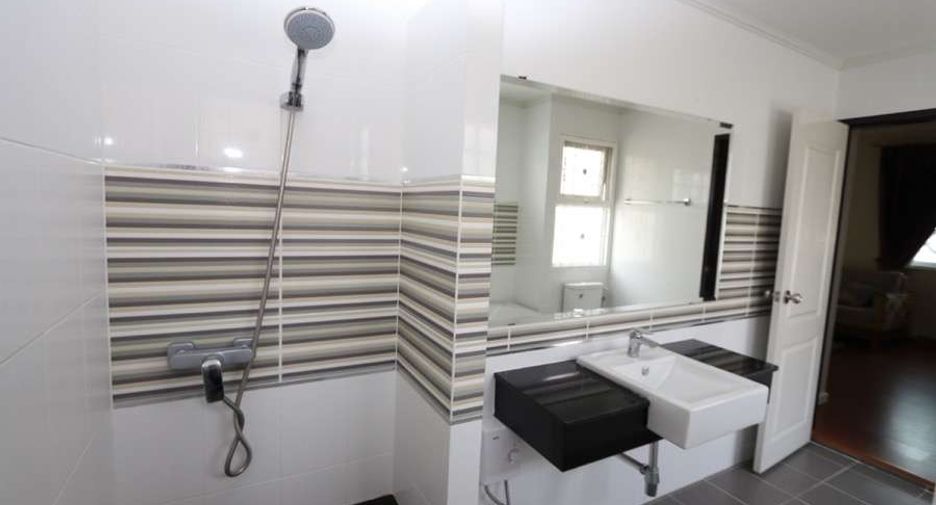 For rent 4 bedrooms house in Mueang Chiang Mai, Chiang Mai