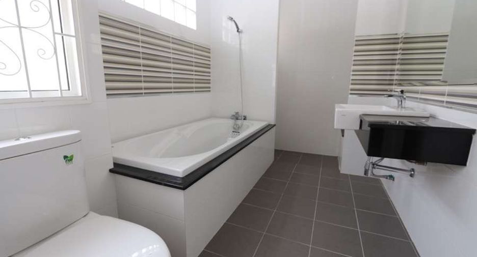For rent 4 bedrooms house in Mueang Chiang Mai, Chiang Mai
