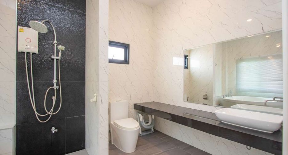 For rent 4 bedrooms house in Saraphi, Chiang Mai
