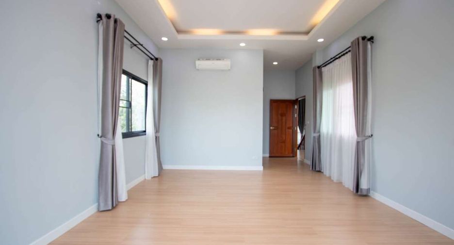 For rent 4 bedrooms house in Saraphi, Chiang Mai