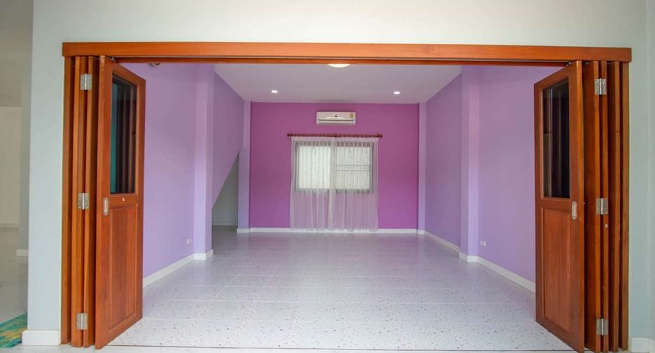 For rent 4 bedrooms house in Saraphi, Chiang Mai