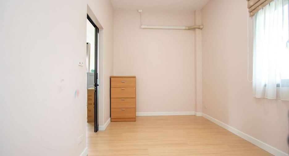For rent 4 bedrooms house in Saraphi, Chiang Mai