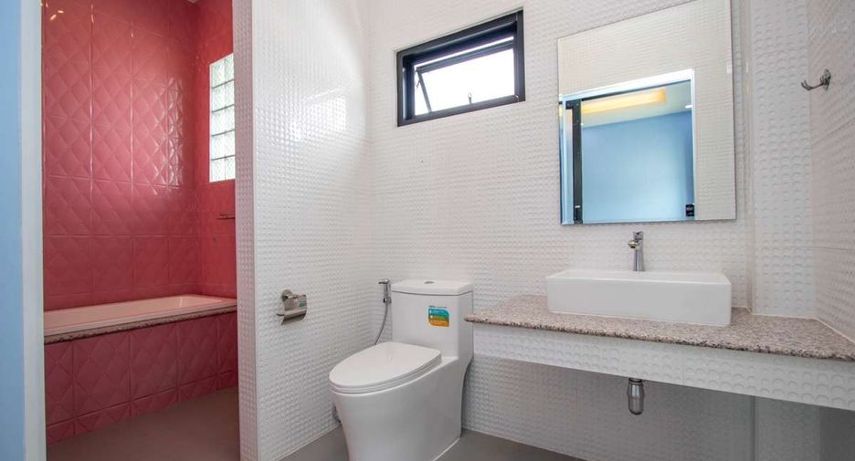 For rent 4 bedrooms house in Saraphi, Chiang Mai