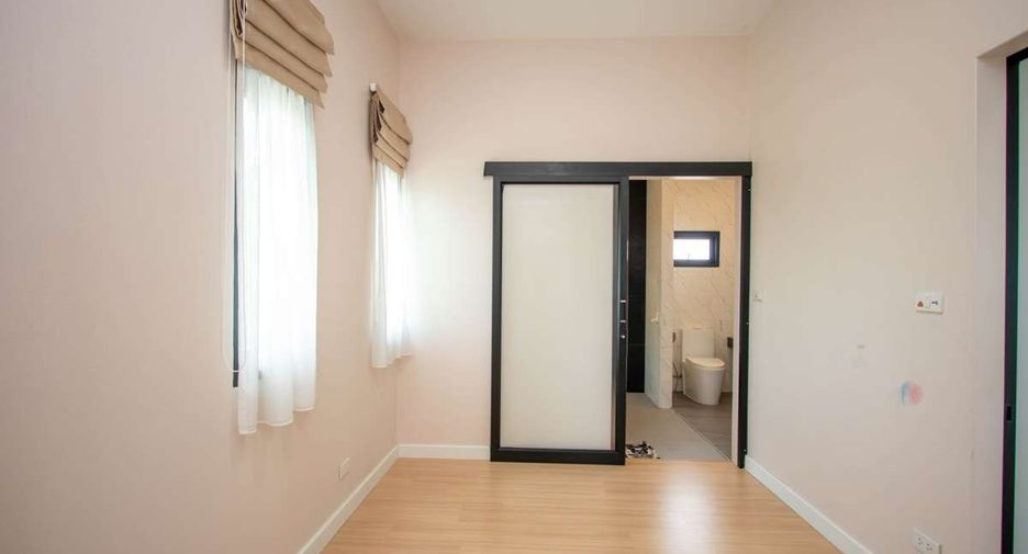 For rent 4 bedrooms house in Saraphi, Chiang Mai