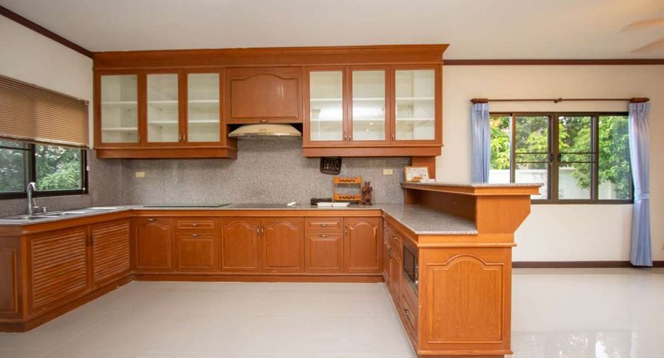 For rent 3 bedrooms house in San Kamphaeng, Chiang Mai