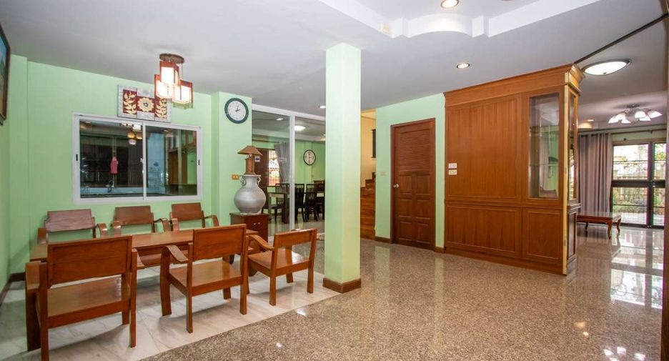 For rent 4 bedrooms house in Mueang Chiang Mai, Chiang Mai