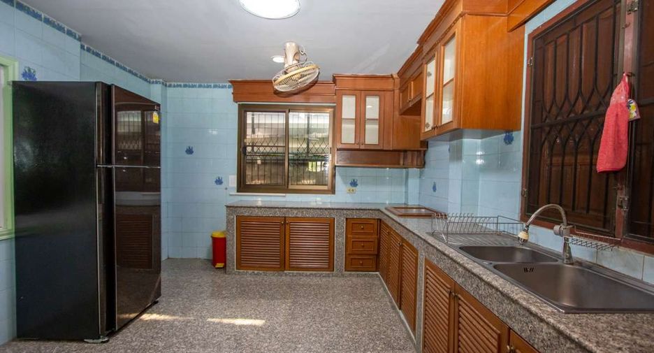 For rent 4 bedrooms house in Mueang Chiang Mai, Chiang Mai