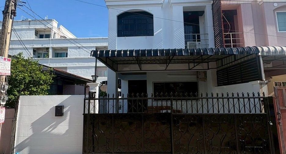 出租 4 卧室 联排别墅 在 Huai Khwang, 曼谷