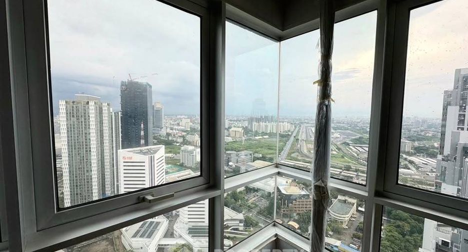 For sale 2 bedrooms condo in Huai Khwang, Bangkok