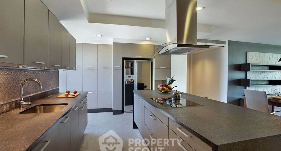 For sale 3 bedrooms condo in Khlong Toei, Bangkok
