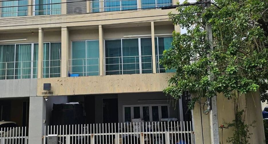 For sale 3 bedrooms townhouse in Suan Luang, Bangkok