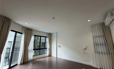Casa adosada en alquiler de 4 habitaciones en Khlong Toei, Bangkok