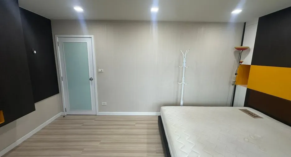 For rent 2 bedrooms condo in Bang Rak, Bangkok
