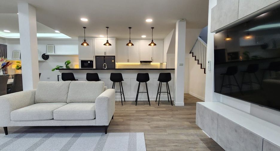 Villa en alquiler y en venta de 4 habitaciones en East Pattaya, Pattaya