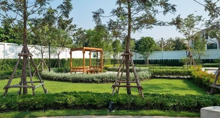 Casa en venta y en alquiler de 4 habitaciones en Bang Kapi, Bangkok