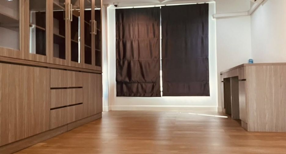 Casa en venta y en alquiler de 4 habitaciones en Bang Kapi, Bangkok