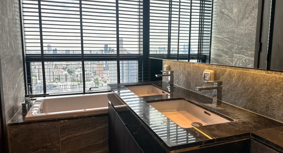 Condo en alquiler de 2 habitaciones en Khlong Toei, Bangkok