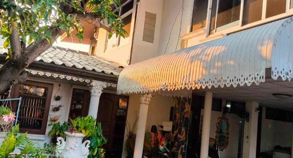 For sale 3 bedrooms house in Huai Khwang, Bangkok