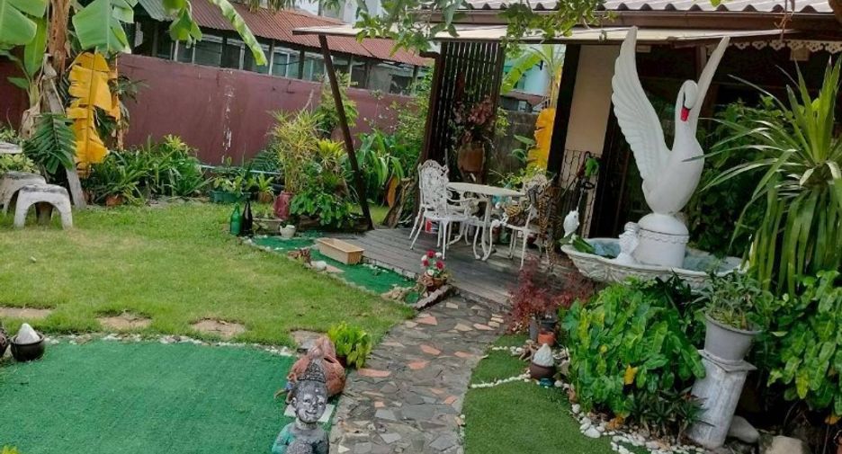For sale 3 bedrooms house in Huai Khwang, Bangkok