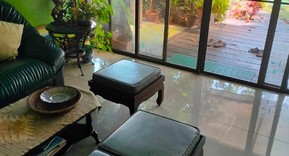 For sale 3 bedrooms house in Huai Khwang, Bangkok