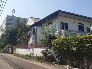 For sale 3 bedrooms house in Huai Khwang, Bangkok