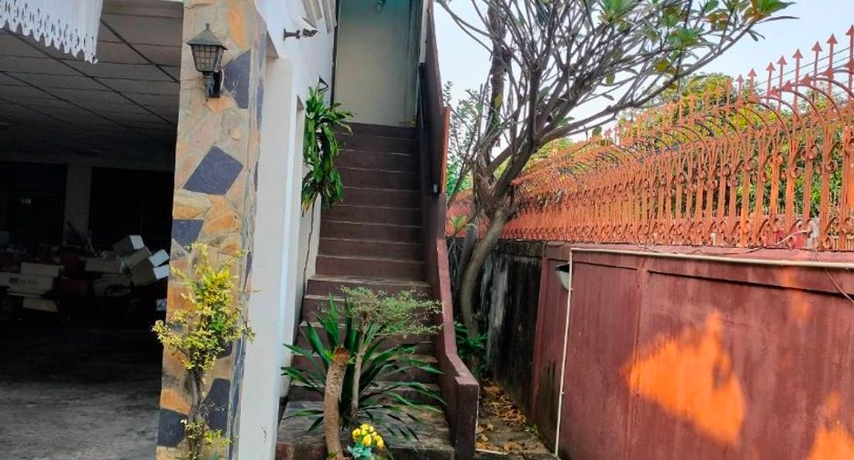 For sale 3 bedrooms house in Huai Khwang, Bangkok