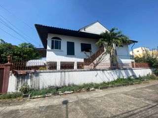 Haus zum Kauf mit 3 Zimmer in Huai Khwang, Bangkok
