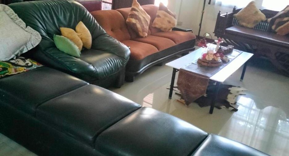 For sale 3 bedrooms house in Huai Khwang, Bangkok