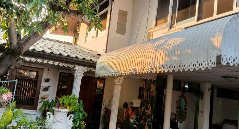 For sale 3 bedrooms house in Huai Khwang, Bangkok