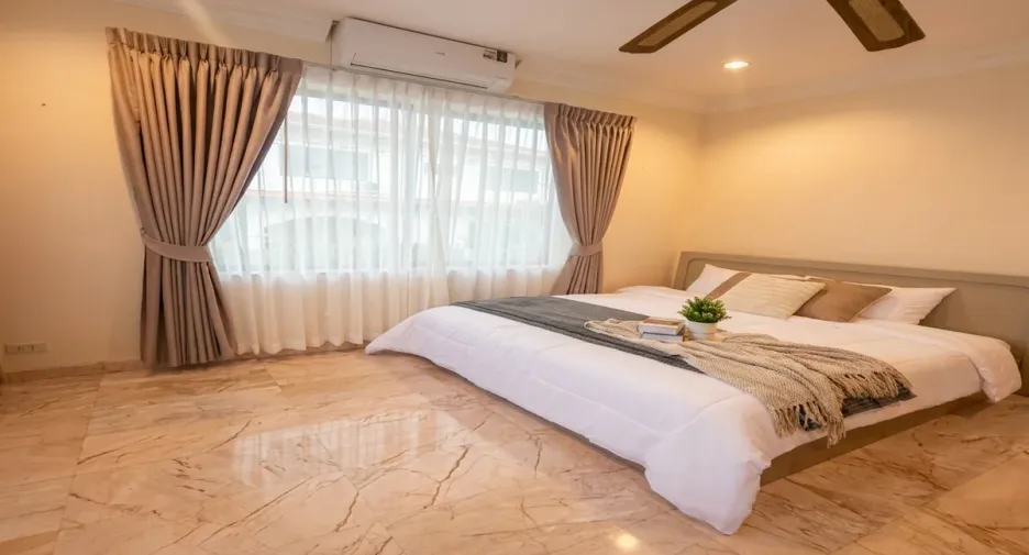 For sale 4 bedrooms house in East Pattaya, Pattaya