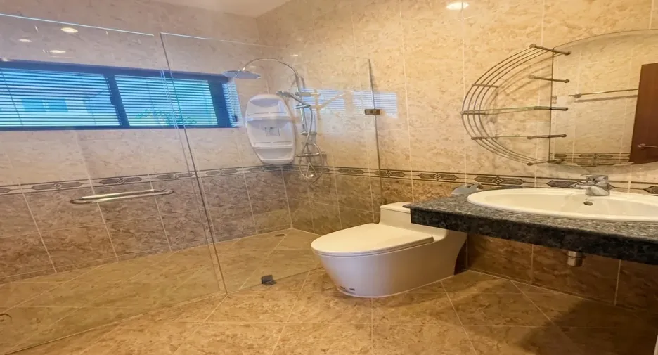 For sale 4 bedrooms house in East Pattaya, Pattaya
