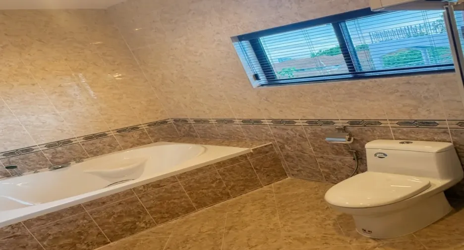 For sale 4 bedrooms house in East Pattaya, Pattaya