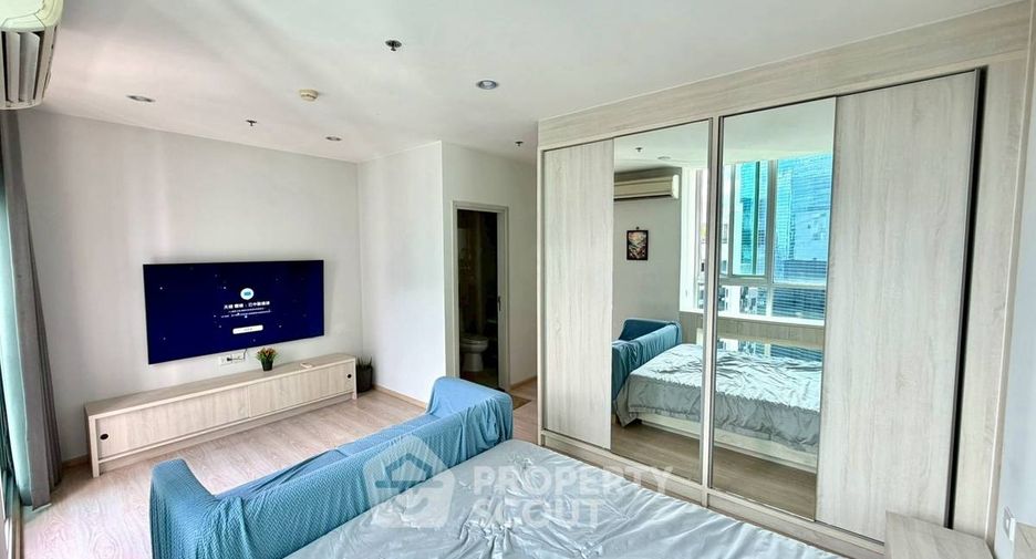 For rent 2 bedrooms condo in Huai Khwang, Bangkok