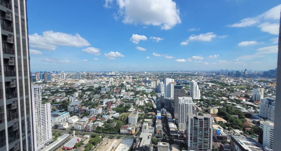 For rent 2 bedrooms condo in Watthana, Bangkok