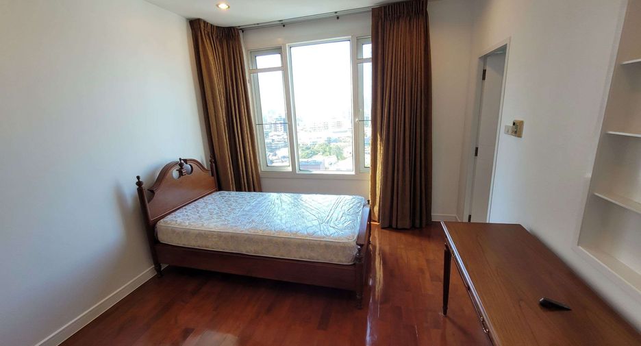 For rent 3 bedrooms condo in Khlong Toei, Bangkok
