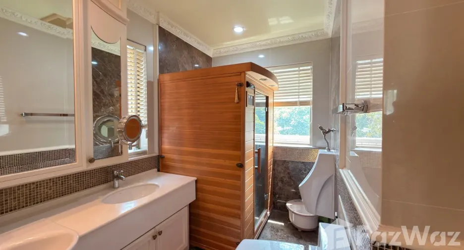 For sale 4 bedrooms house in Mueang Nonthaburi, Nonthaburi