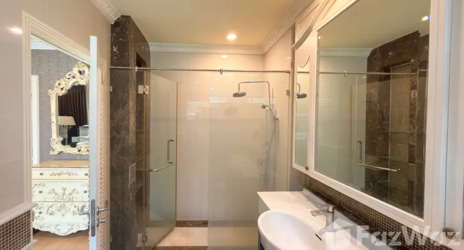 For sale 4 bedrooms house in Mueang Nonthaburi, Nonthaburi